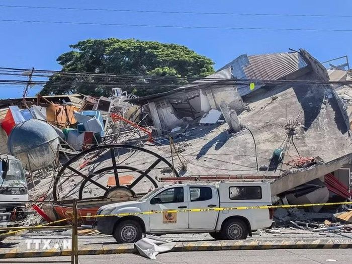 Tòa nhà bị phá hủy sau trận động đất tại General Santos, Philippines, ngày 8/6/2026. (Ảnh: THX/TTXVN)