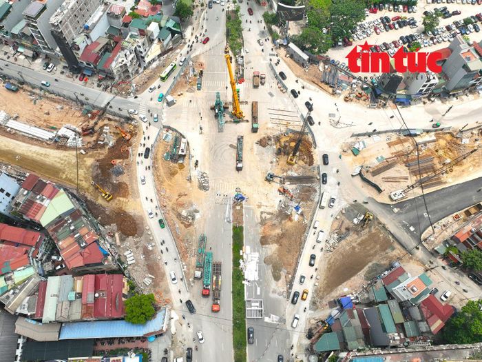 Để phục vụ thi công các dự án, Sở Xây dựng Hà Nội đã điều chỉnh tổ chức giao thông tại nút giao Nguyễn Chí Thanh - La Thành, tạm dừng hoạt động hệ thống đèn tín hiệu và tổ chức giao thông theo hình thức nút giao tự hành.