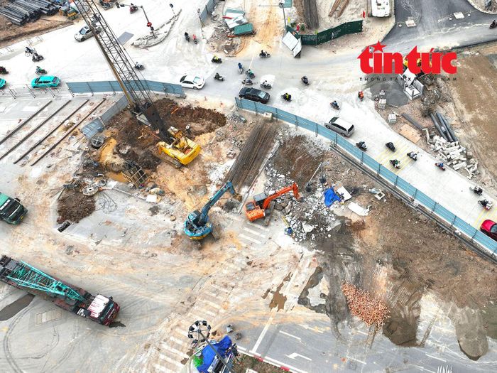 Máy khoan, máy xúc được huy động để triển khai thi công các hạng mục nhà ga S3.
