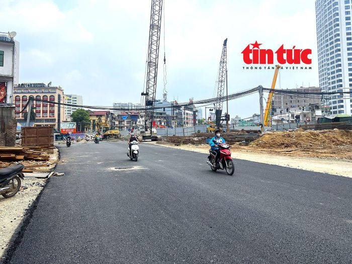 Đoạn từ đường Nguyễn Chí Thanh đến phố Thành Công đã được trải nhựa đen bóng, song các hạng mục trụ cầu vượt vẫn chưa được thi công.