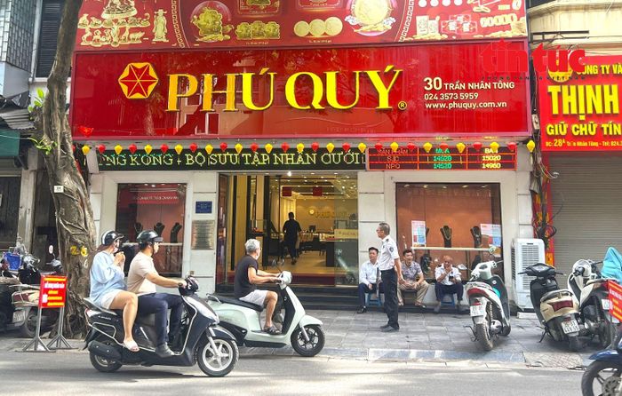 Giao dịch vàng trên phố Trần Nhân Tông, Hà Nội khá trầm lắng. Ảnh: Thế Đoàn