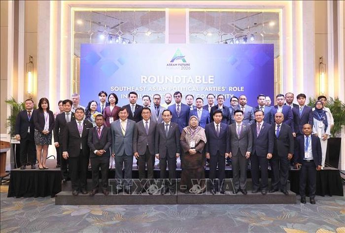 Đồng chí Lê Hoài Trung, Ủy viên Bộ Chính trị, Bộ trưởng Bộ Ngoại giao với các đại biểu. Ảnh: An Đăng/TTXVN