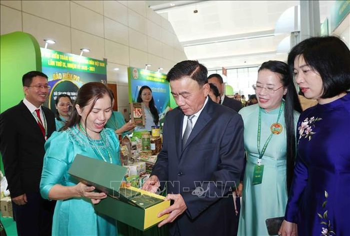 Thường trực Ban Bí thư Trần Cẩm Tú cùng các đại biểu tham quan gian trưng bày nông sản tại Đại hội. Ảnh: Phương Hoa/TTXVN