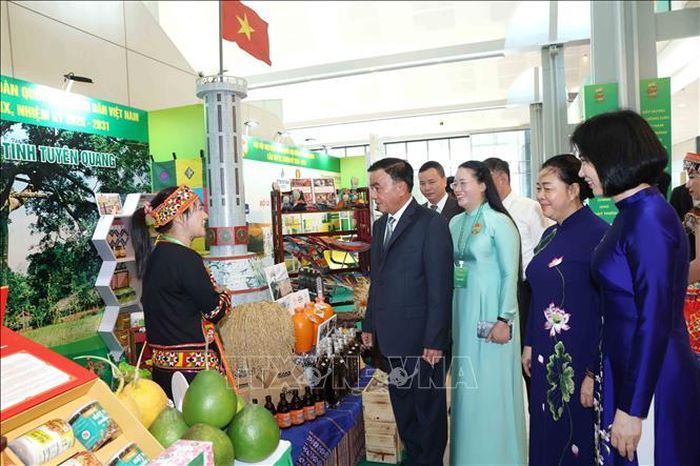 Thường trực Ban Bí thư Trần Cẩm Tú cùng các đại biểu tham quan gian trưng bày nông sản tại Đại hội. Ảnh: Phương Hoa/TTXVN