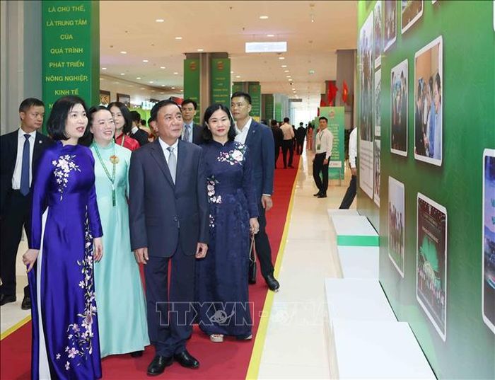 Thường trực Ban Bí thư Trần Cẩm Tú cùng các đại biểu tham quan trưng bày ảnh tại Đại hội. Ảnh: Phương Hoa/TTXVN