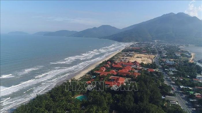 Vịnh Lăng Cô nhìn từ trên cao. Ảnh: Đỗ Trưởng/TTXVN