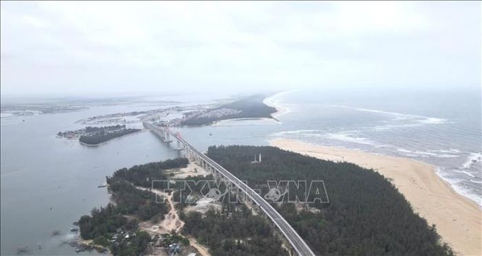 Cầu vượt cửa biển Thuận An (TP Huế). Ảnh: Văn Dũng/TTXVN