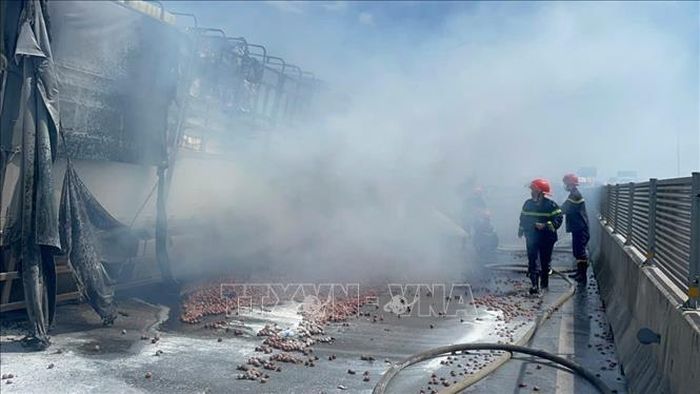 Hiện trường vụ cháy xe tải trên cao tốc Diễn Châu - Bãi Vọt. Ảnh: TTXVN phát