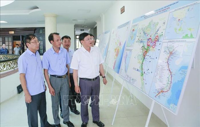 Phó Chủ tịch Thường trực UBND tỉnh Mai Xuân Liêm kiểm tra điều chỉnh quy hoạch. Ảnh: Khiếu Tư/TTXVN