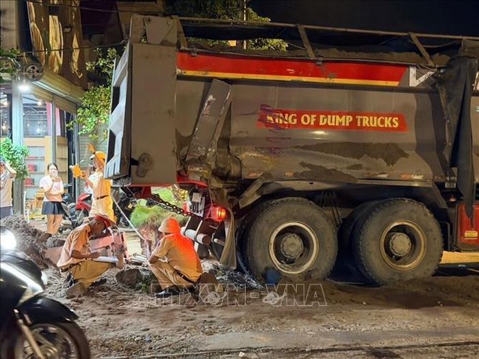 Xe ô tô tải biển kiểm soát 30B.542.22 bị hư hỏng phần sườn và đuôi bên phải sau vụ va chạm. Ảnh: TTXVN phát
