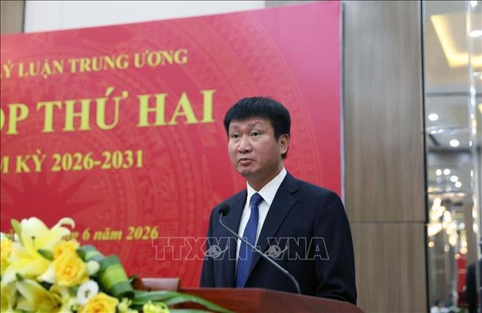 Bí thư Tỉnh ủy Ninh Bình Trần Huy Tuấn phát biểu tại Kỳ họp. Ảnh: Đại Nghĩa/TTXVN