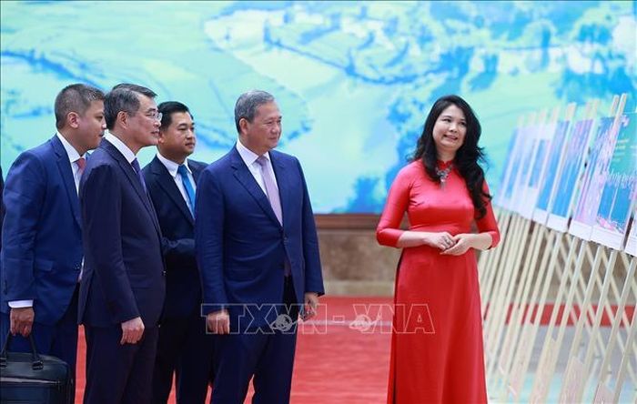 Thủ tướng Lê Minh Hưng và Thủ tướng Vương quốc Campuchia Hun Manet tham quan trưng bày ảnh về quan hệ hợp tác giữa hai nước do Thông tấn xã Việt Nam thực hiện. Ảnh: Dương Giang/TTXVN