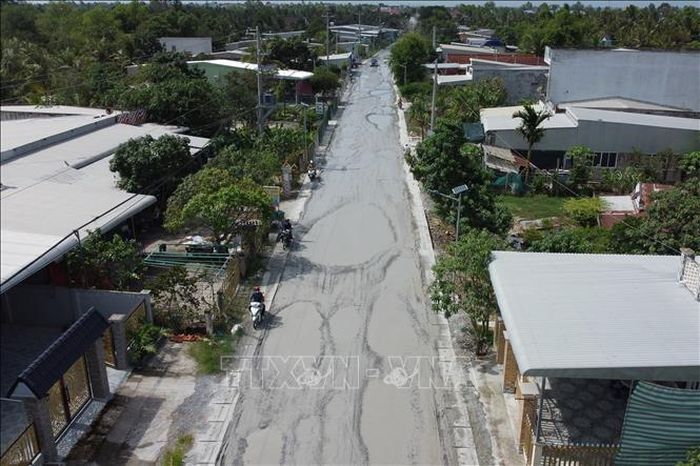 Quốc lộ 30 đoạn qua địa bàn ấp Gò Da, xã Tân Hồng bùn lầy sau cơn mưa.