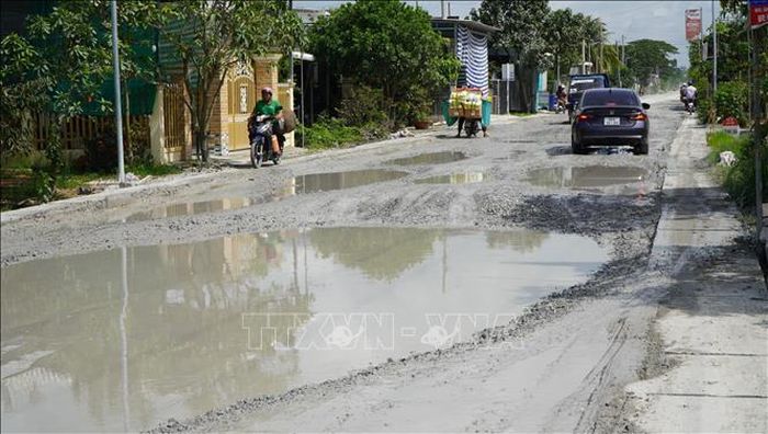 Sau cơn mưa, hố to đọng nước trên Quốc lộ 30 (đoạn qua ấp Gò Da) trở thành “cái bẫy” đối với người đi đường, nhất là vào ban đêm.