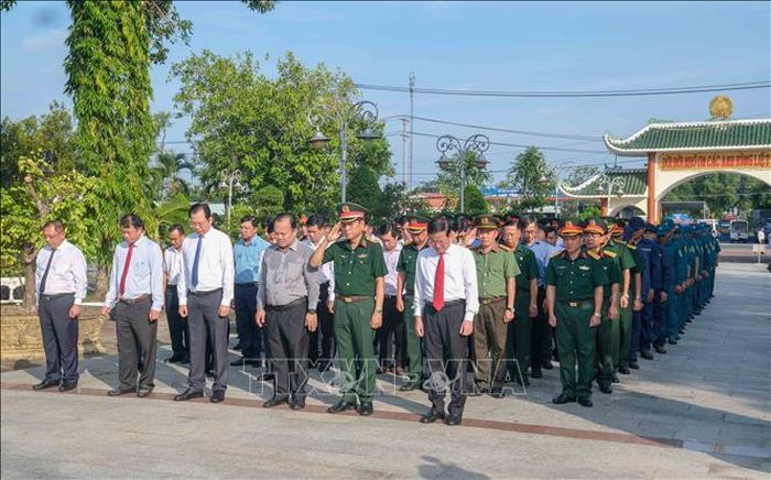 Lãnh đạo thành phố Cần Thơ, Quân khu 9 mặc niệm anh linh các Anh hùng liệt sĩ.