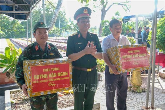 Thiếu tướng Huỳnh Văn Ngon, Phó Chính ủy, Trưởng Ban chỉ đạo 515 Quân khu 9 trao quà cho lực lượng làm nhiệm vụ lấy mẫu giám định.