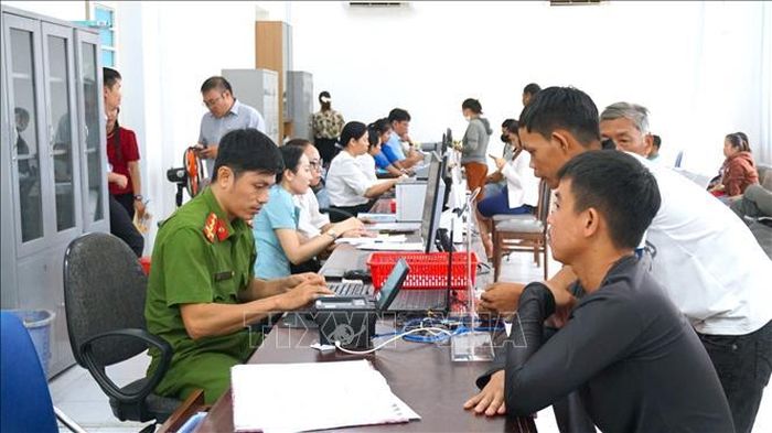 Người dân đến thực hiện thủ tục hành chính tại Trung tâm phục vụ hành chính công phường Tân Ninh, tỉnh Tây Ninh. Ảnh: Minh Phú/TTXVN