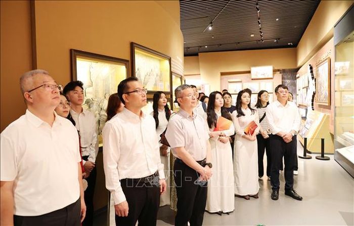 Đại diện thanh niên hai nước Việt Nam - Trung Quốc và đại biểu tham quan, nghiên cứu học tập tại các địa chỉ đỏ ở thành phố Tam Minh, tỉnh Phúc Kiến.