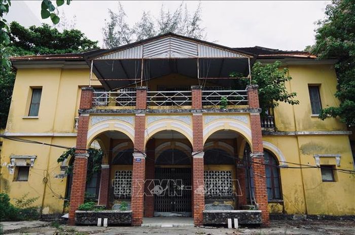 Căn nhà cổ số 29, vốn Dinh Tỉnh trưởng Bạc Liêu, nằm trên đường Trần Phú, phường Bạc Liêu. Nơi đây từng được giao cho Trung tâm Phát triển Quỹ Nhà và Đất tỉnh Bạc Liêu cũ. Tuy nhiên, sau khi Trung tâm này di chuyển về nơi mới thì nhà cổ bị bỏ hoang gần 10 năm qua.