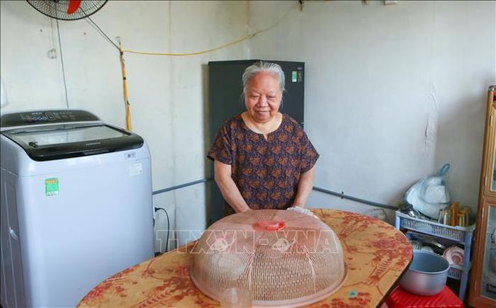 Bà Nguyễn Thị Hợi rất vui mừng, phấn khởi khi được sinh sống tại nhà ở tạm thời.