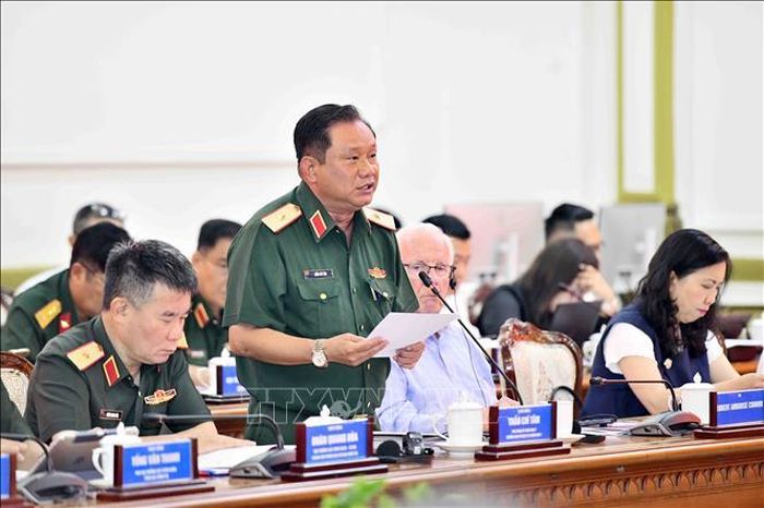 Thiếu tướng Trần Chí Tâm, Phó Chính ủy Quân khu 7, Trưởng Ban chỉ đạo 515 Quân khu 7 phát biểu tại Hội thảo.
