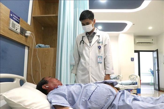 Bác sĩ Bệnh viện Đại học Y Dược Buôn Ma Thuột, tỉnh Đắk Lắk khám cho bệnh nhân mắc bệnh tăng huyết áp và tiểu đường nhiều năm biến chứng suy thận.
