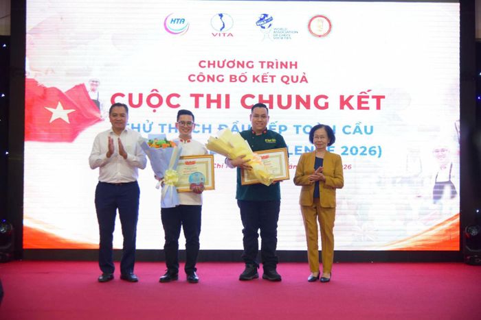 Ông Phạm Huy Bình, Giám đốc Sở Du lịch TP Hồ Chí Minh và bà Nguyễn Thị Khánh, Chủ tịch Hiệp hội Du lịch TP Hồ Chí Minh tặng hoa và giấy khen cho các đầu bếp trẻ.