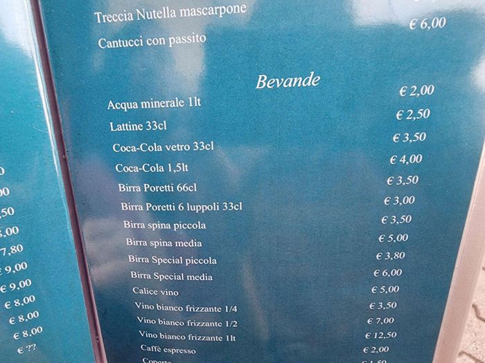 Tại nhà hàng này, một chai nước khoáng 1 lít có giá là 2 euro.