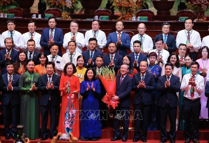 Chủ tịch UBTW MTTQ Việt Nam Bùi Thị Minh Hoài tặng hoa chúc mừng Ban Chấp hành Trung ương Hội Nông dân Việt Nam khóa IX, nhiệm kỳ 2026 - 2031. Ảnh: Hoàng Hiếu/TTXVN