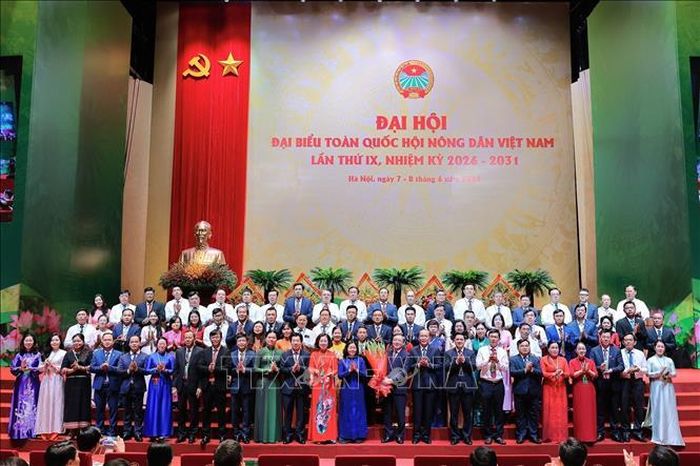 Ủy viên Bộ Chính trị, Bí thư Trung ương Đảng, Chủ tịch UBTW MTTQ Việt Nam Bùi Thị Minh Hoài và đồng chí Hà Thị Nga, Ủy viên Trung ương Đảng, Phó Chủ tịch - Tổng Thư ký UBTW MTTQ Việt Nam tặng hoa chúc mừng Ban Chấp hành Trung ương Hội Nông dân Việt Nam khóa IX, nhiệm kỳ 2026 - 2031. Ảnh: Lê Đông/TTXVN