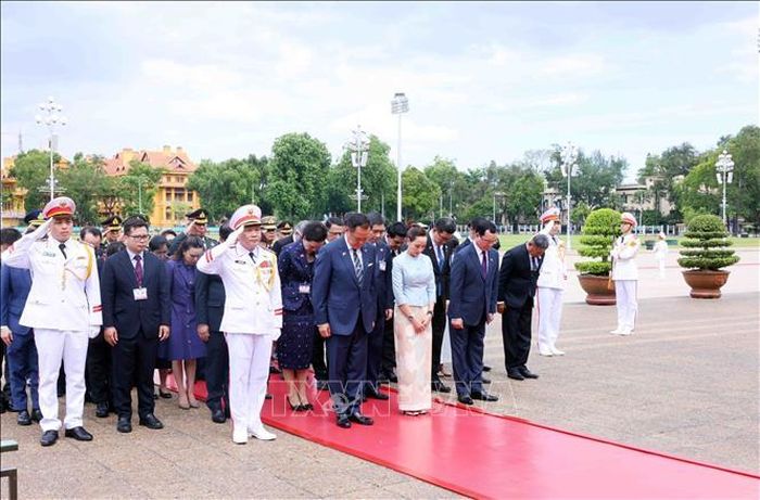 Thủ tướng Vương quốc Thái Lan Anutin Charnvirakul và Phu nhân đến đặt vòng hoa và vào Lăng viếng Chủ tịch Hồ Chí Minh. Ảnh: Phạm Kiên/TTXVN