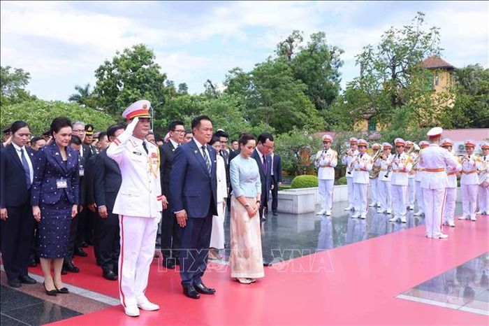 Thủ tướng Vương quốc Thái Lan Anutin Charnvirakul và Phu nhân đến đặt vòng hoa tại Đài tưởng niệm các Anh hùng Liệt sĩ (đường Bắc Sơn, Hà Nội). Ảnh: Phạm Kiên/TTXVN