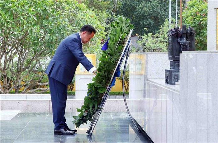Thủ tướng Vương quốc Thái Lan Anutin Charnvirakul và Phu nhân đến đặt vòng hoa tại Đài tưởng niệm các Anh hùng Liệt sĩ (đường Bắc Sơn, Hà Nội). Ảnh: Phạm Kiên/TTXVN