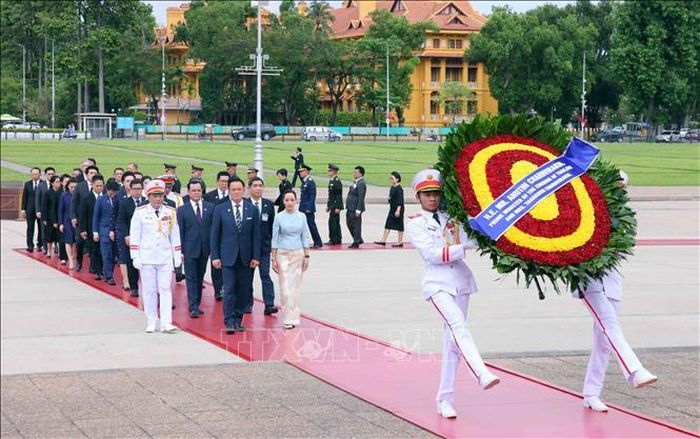 Thủ tướng Vương quốc Thái Lan Anutin Charnvirakul và Phu nhân đến đặt vòng hoa và vào Lăng viếng Chủ tịch Hồ Chí Minh. Ảnh: Phạm Kiên/TTXVN