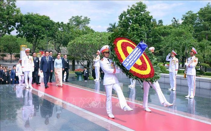 Thủ tướng Vương quốc Thái Lan Anutin Charnvirakul và Phu nhân đến đặt vòng hoa tại Đài tưởng niệm các Anh hùng Liệt sĩ (đường Bắc Sơn, Hà Nội). Ảnh: Phạm Kiên/TTXVN