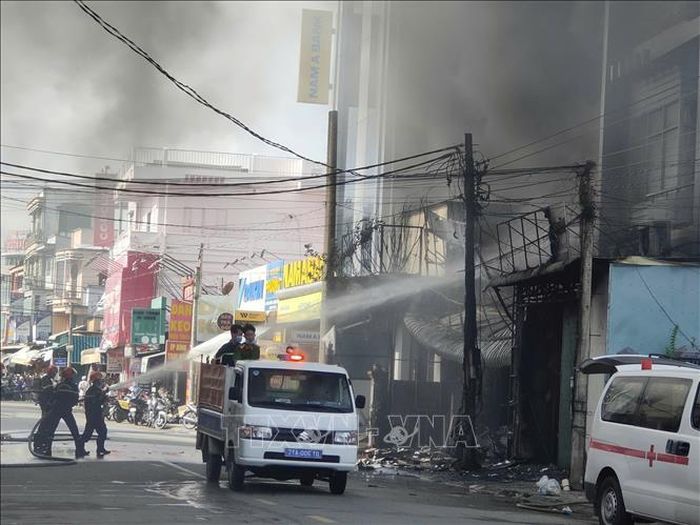 Lực lượng phòng cháy chữa cháy tiến hành dập lửa cứu nạn cứu hộ.
