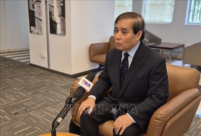 Giáo sư Vũ Minh Khương trả lời phỏng vấn phóng viên TTXVN tại Singapore. Ảnh tư liệu: Việt Dũng/PV TTXVN tại Singapore
