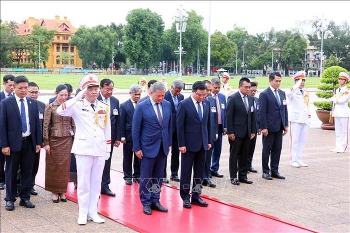 Thủ tướng Vương quốc Campuchia Hun Manet đặt vòng hoa và vào Lăng viếng Chủ tịch Hồ Chí Minh. Ảnh: Phạm Kiên/TTXVN