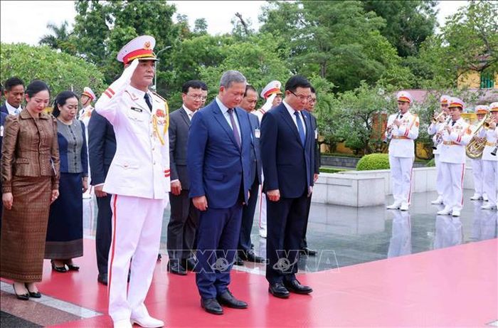 Thủ tướng Vương quốc Campuchia Hun Manet đặt vòng hoa tại Đài tưởng niệm các Anh hùng Liệt sĩ (đường Bắc Sơn, Hà Nội). Ảnh: Phạm Kiên/TTXVN