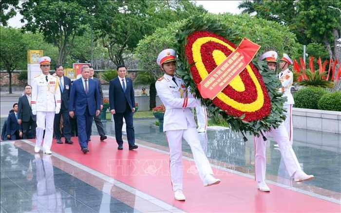 Thủ tướng Vương quốc Campuchia Hun Manet đến đặt vòng hoa tại Đài tưởng niệm các Anh hùng Liệt sĩ (đường Bắc Sơn, Hà Nội). Ảnh: Phạm Kiên/TTXVN