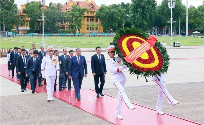 Thủ tướng Vương quốc Campuchia Hun Manet đến đặt vòng hoa và vào Lăng viếng Chủ tịch Hồ Chí Minh. Ảnh: Phạm Kiên/TTXVN
