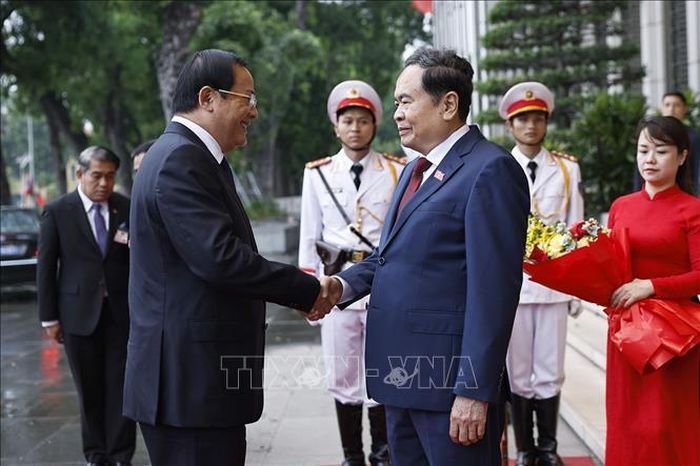Chủ tịch Quốc hội Trần Thanh Mẫn đón Thủ tướng Lào Sonexay Siphandone thăm chính thức Việt Nam và tham dự Diễn đàn Tương lai ASEAN lần thứ ba. Ảnh: Doãn Tấn/TTXVN.