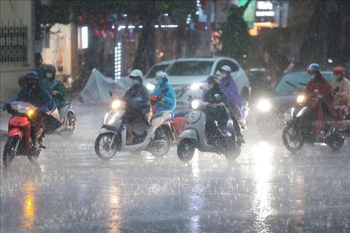 Mặc dù mưa vào đúng giờ tan tầm nhưng chắc không ai thấy khó chịu bởi cơn mưa giúp giải tỏa bầu không khí ngột ngạt, oi bức (ảnh chụp lúc 18h20).
