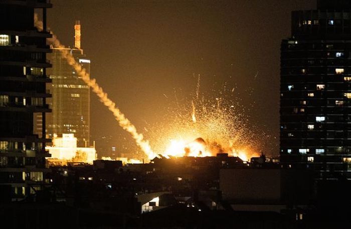 Khói lửa bốc lên sau một vụ nổ ở Tel Aviv khi Iran tiến hành tấn công đáp trả Israel, ngày 28/2/2026. Ảnh: THX/TTXVN