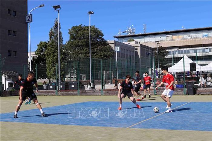 Một pha tranh chấp quyết liệt giữa cầu thủ đội FC Chomutov và FC Plzen.