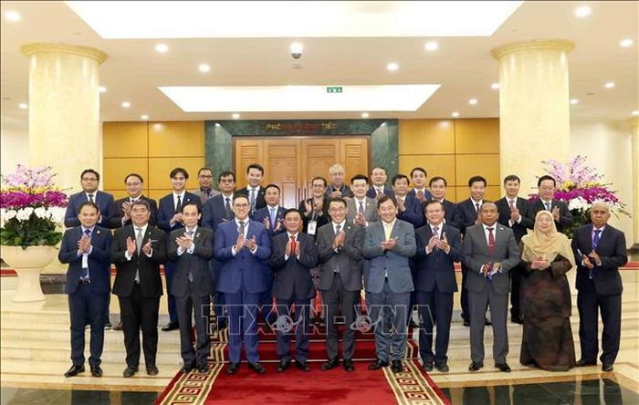 Đồng chí Trần Cẩm Tú, Ủy viên Bộ Chính trị, Thường trực Ban Bí thư cùng Trưởng đoàn các chính đảng các nước ASEAN chụp ảnh chung. Ảnh: Phương Hoa/TTXVN.