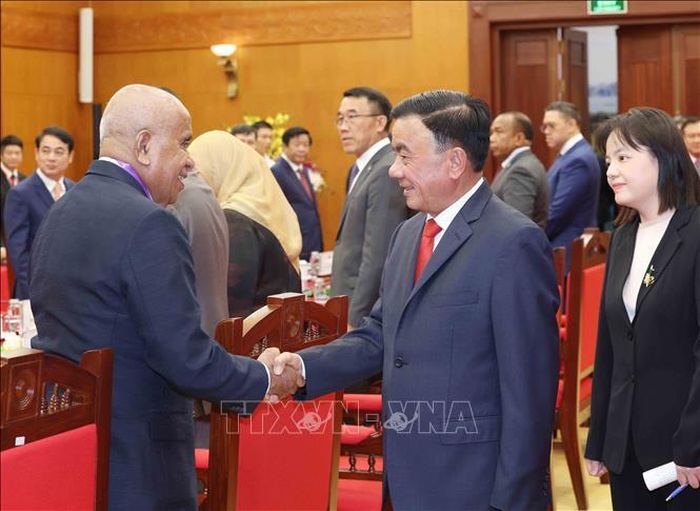 Thường trực Ban Bí thư Trần Cẩm Tú cùng Trưởng đoàn chính đảng các nước ASEAN. Ảnh: Phương Hoa/TTXVN