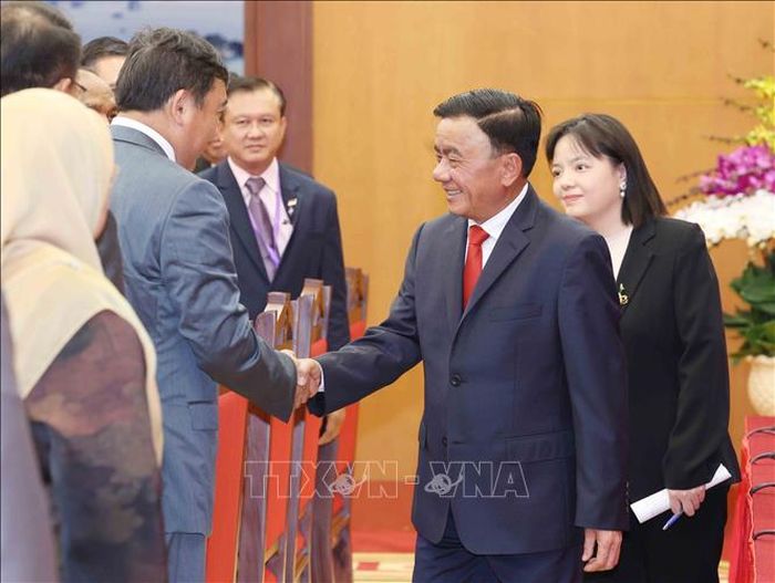 Thường trực Ban Bí thư Trần Cẩm Tú cùng Trưởng đoàn chính đảng các nước ASEAN. Ảnh: Phương Hoa/TTXVN