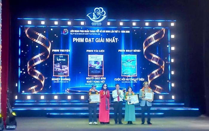 Ông Nguyễn Mạnh Cường, Phó Chủ tịch UBND TP Hồ Chí Minh và NSND Trà Giang trao giải Nhất cho các đạo diễn.