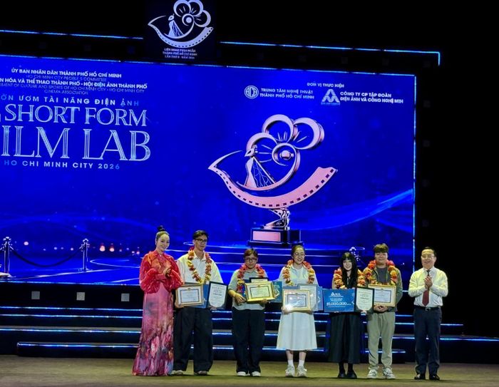 Lãnh đạo Sở Văn hóa và Thể thao TP Hồ Chí Minh và đạo diễn, diễn viên Mai Thu Huyền trao Giấy khen cho các dự án xuất sắc của chương trình “Vườn ươm tài năng điện ảnh - HCMC Short Form Film Lab 2026”.